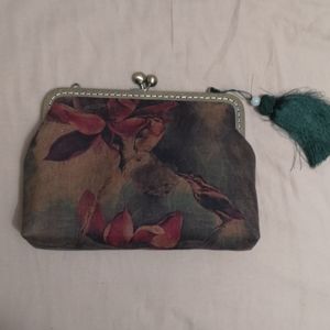 small clutches(with short mental stripe)